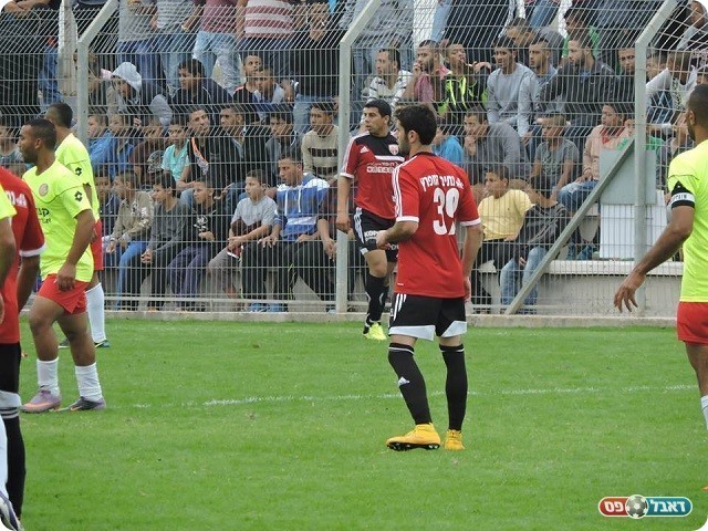 אירוע חמור של השלכת אבנים. אוהדי ג'סר ברקע (פייסבוק עיר הפועלים)